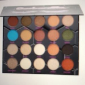 BeeBeauty Barbarella eyeshadow palette
